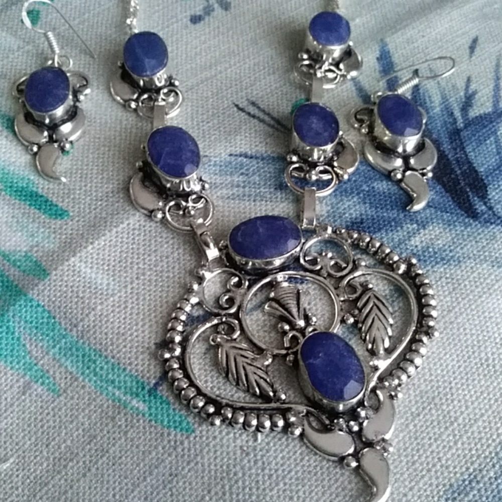 Stunning sapphire necklace set